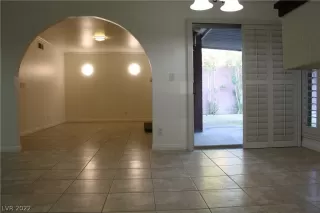 Photo #5: 2436459 Listing