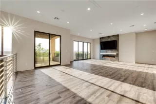 Photo #3: 2436601 Listing