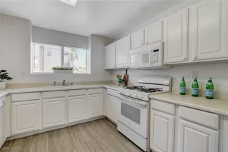 Photo #5: 2436721 Listing 