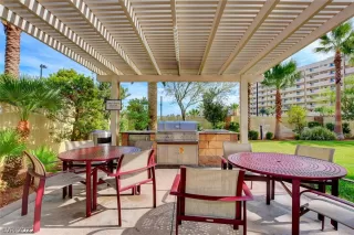 Photo #5: 2437119 Listing 
