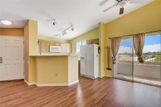 Photo #4: 2437436 Listing