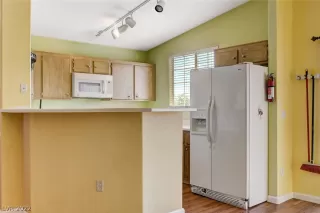 Photo #5: 2437436 Listing