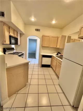 Photo #3: 2437694 Listing