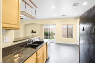 Photo #4: 2437700 Listing