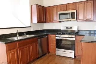 Photo #5: 2437728 Listing