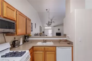 Photo #5: 2437799 Listing