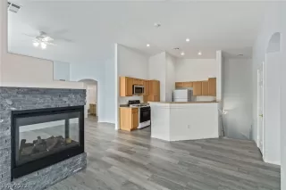 Photo #4: 2437826 Listing