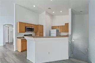 Photo #6: 2437826 Listing