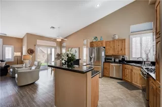 Photo #4: 2437852 Listing 