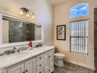 Photo #4: 2438214 Listing