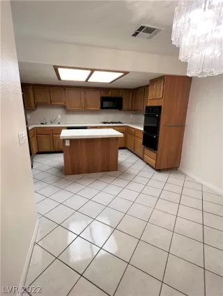 Photo #6: 2438409 Listing 