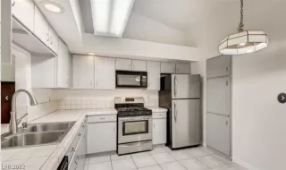 Photo #3: 2438999 Listing