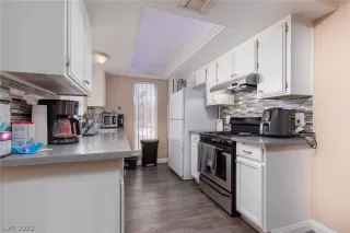 Photo #5: 2439670 Listing 