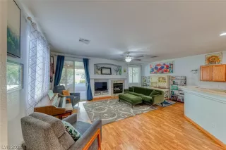 Photo #4: 2439993 Listing