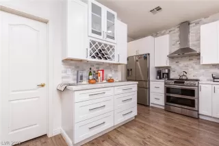 Photo #4: 2440149 Listing