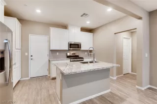 Photo #6: 2440180 Listing 