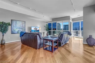 Photo #6: 2440539 Listing