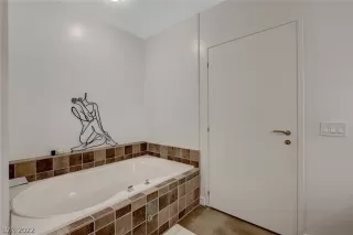 Photo #4: 2440684 Listing 