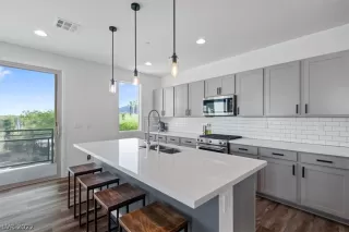 Photo #4: 2441172 Listing