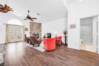 Photo #4: 2441974 Listing