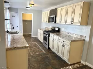 Photo #5: 2442106 Listing 