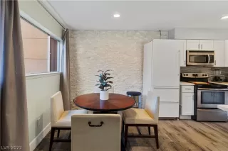 Photo #5: 2442253 Listing