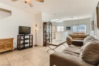 Photo #5: 2442261 Listing