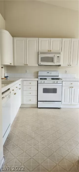 Photo #5: 2442276 Listing