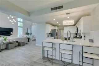 Photo #3: 2442347 Listing