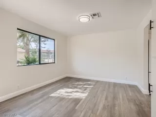 Photo #6: 2442359 Listing 