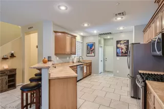 Photo #6: 2442797 Listing