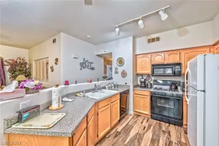 Photo #4: 2443126 Listing