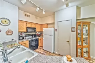 Photo #5: 2443126 Listing