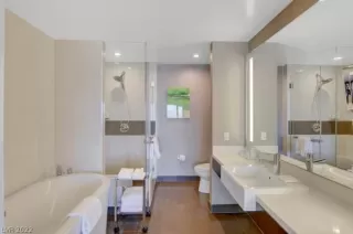 Photo #4: 2444107 Listing