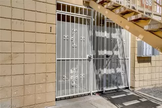 Photo #4: 2444133 Listing