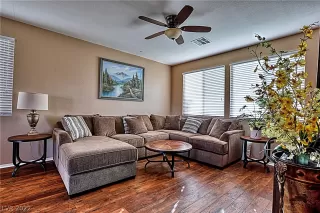 Photo #4: 2444628 Listing