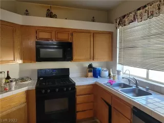 Photo #4: 2444870 Listing