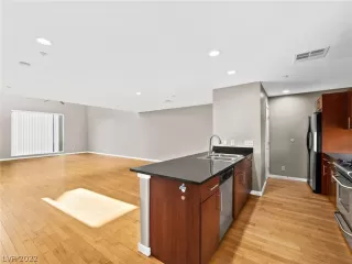 Photo #4: 2444893 Listing