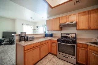 Photo #5: 2445002 Listing