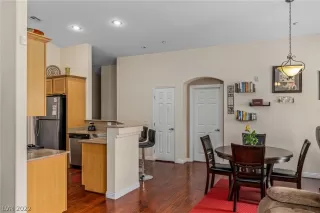 Photo #4: 2445120 Listing