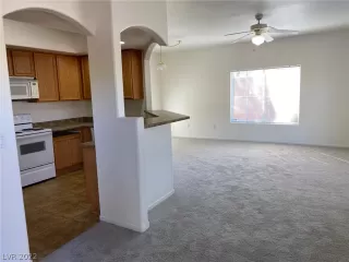 Photo #5: 2445191 Listing