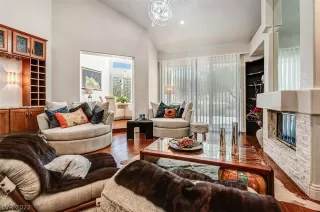 Photo #3: 2445207 Listing