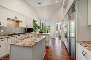 Photo #6: 2445207 Listing