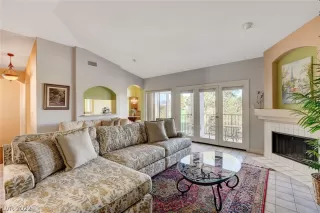 Photo #4: 2445229 Listing