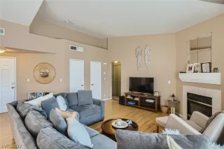 Photo #3: 2445282 Listing