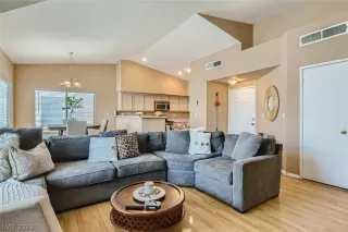 Photo #4: 2445282 Listing