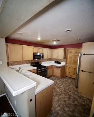 Photo #4: 2445419 Listing