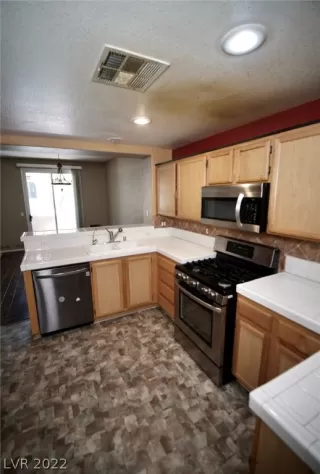 Photo #5: 2445419 Listing