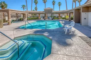 Photo #4: 2446033 Listing