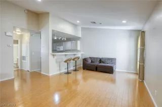 Photo #5: 2446033 Listing